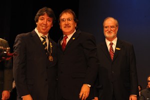 Secretário de Estado de Saúde recebe Grande Colar do Mérito Legislativo