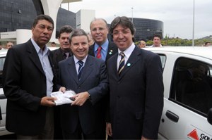 Governador Anastasia entrega 396 veículos para 377 municípios