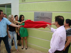 Fernandes Tourinho inaugura unidade do Farmácia de Minas