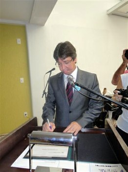 Secretário de Saúde assina convênio para repasse de R$ 5 milhões ao Hospital Therezinha de Jesus em Juiz de Fora