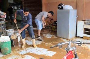 Limpeza de enchentes deve ser feita com proteção de mãos e pés