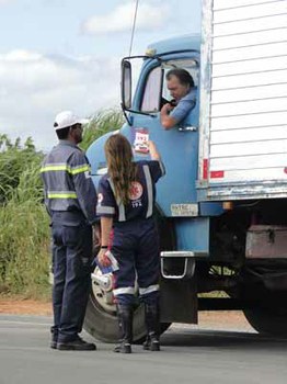 Blitz educativa orienta para prevenção de acidentes no carnaval