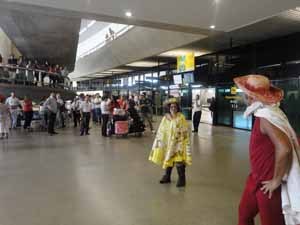Teatro alerta sobre prevenção contra a dengue no aeroporto de Confins