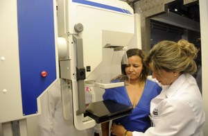SES lança unidade móvel de saúde para aumentar exames de mamografia