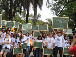 SES promove ação do “Abraço” e mobiliza cidadãos pela luta contra a AIDS