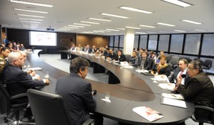 Secretário apresenta o atual cenário da dengue em Minas em reunião com Governador e órgãos públicos