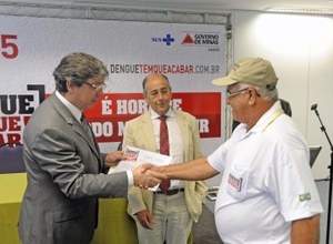 Secretário de saúde homenageia agentes de combate às endemias
