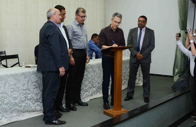 Assinatura do termo de compromisso para participação de todos os municípios da região (Crédito: Gil Leonardi | Imprensa MG)