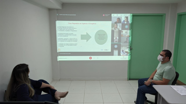 Operadores do Susfácil da UPA de Muriaé participando da videoconferência