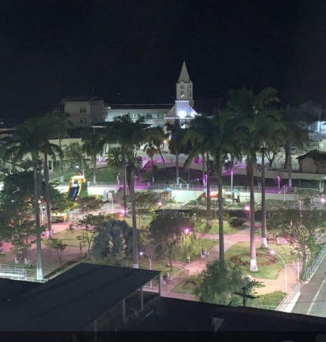 A praça de Miradouro (MG) ganhou iluminação especial para despertar conscientização durante o Outubro Rosa