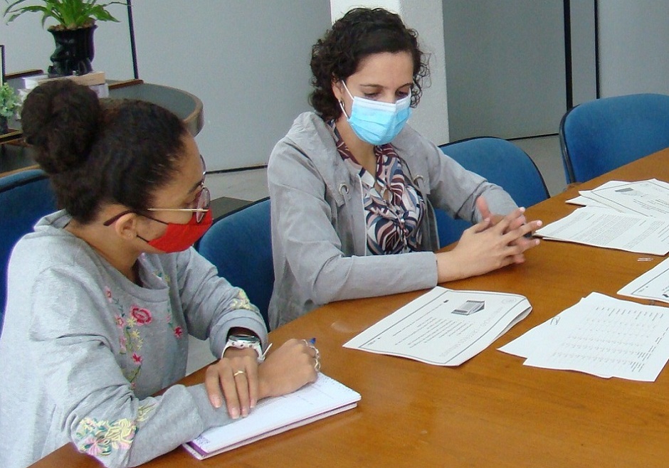 Secretária de Saúde de Passos, Vanessa Freire, e a coordenadora da Assistência Farmacêutica da SRS Passos, Andrea Reis Pereira, na reunião sobre a adesão de Passos