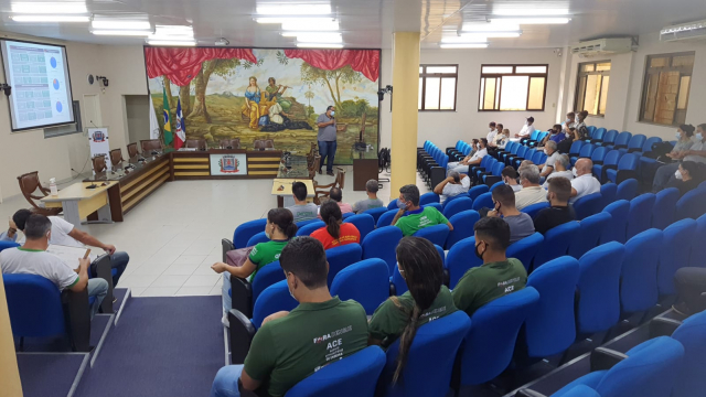 Foto - Franklin Leandro Neto - Aula teórica no salão da Câmara dos Vereadores de Ubá