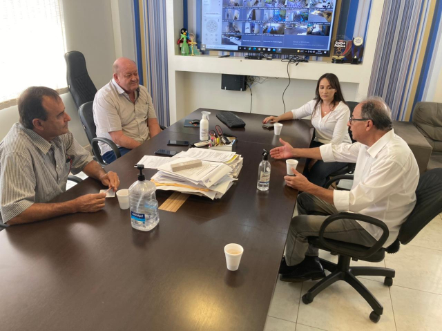 Superintendente Regional de Saúde de Uberaba em reunião com prefeito, secretário e diretora do hospital de Santa Juliana - Foto: Sara Braga