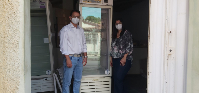 Diretor da GRS Pedra Azul realiza a entrega da Câmara Fria à Secretária de Saúde de Medina- Foto: Allan Gomes Campos