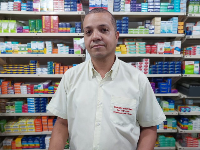 O balconista Geovani Motta de Oliveira, de Muriaé, contou que sobreviveu à covid-19 e que já sentiu um reaquecimento nas atividades do comércio com as flexibilizações das regras sanitárias - Foto: Renato Galluzzi