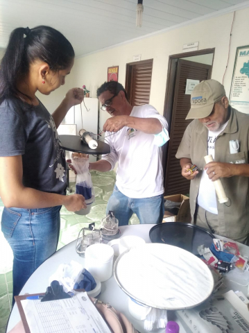 Janice de Souza, Bartolomeu e Carlos Alberto montando as armadilhas para captura de flebotomíneos - Foto: Janice de Souza