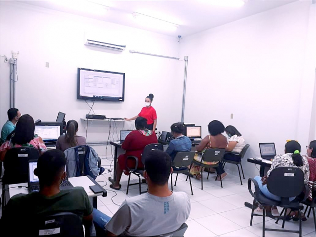 Luciana Veloso, referência técnica das Arboviroses/GRS Pirapora apresentando Diagrama de Controle das Arboviroses - Foto: Janice Rodrigues de Souza