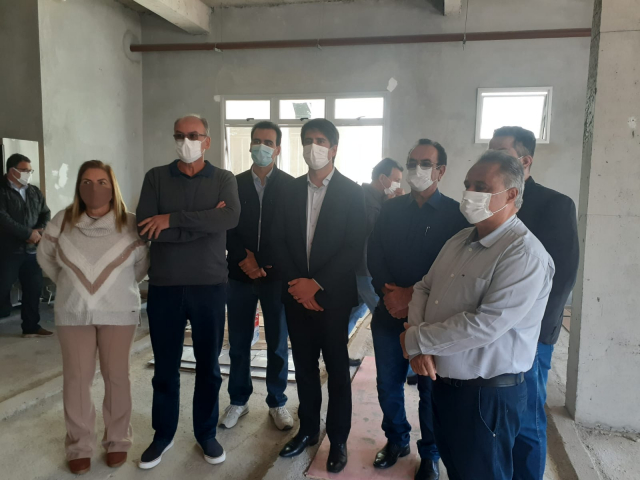 Secretário de Estado de Saúde de Minas Gerais, Fábio Baccheretti, em visita a instalações do Hospital Manoel Gonçalves em Itaúna - Foto: Antônio Cotta