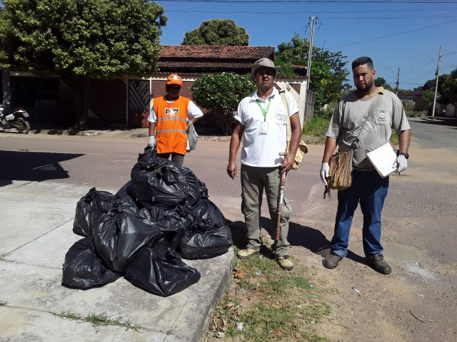 Agentes de Combate à Endemias atuando na Força Estadual - recolhimento de inservíveis que servem de criadouros do mosquito Aedes - Foto: Adailson de Oliveira Santos