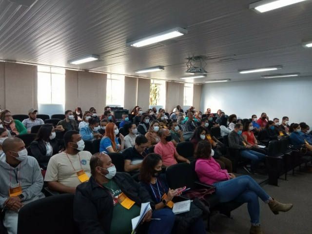 Referências em arboviroses dos municípios participam da reunião que aborda o método ovitrampas - Foto: SRS BH