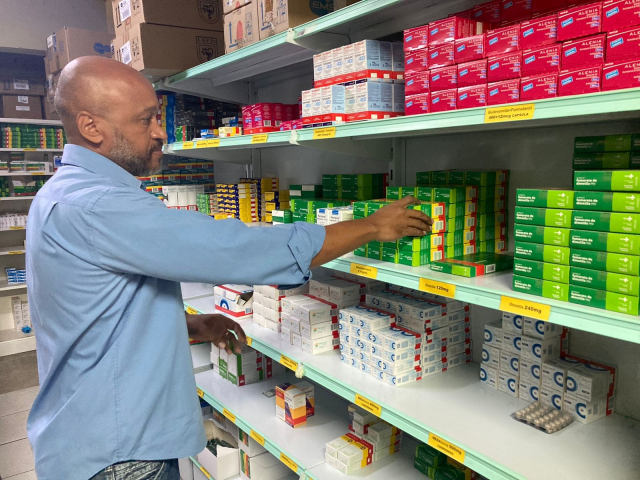 Cristiano Gonçalves, farmacêutico do município de Uberaba, confere estoque da superintendência para realizar atendimento à paciente – Foto: Sara Braga