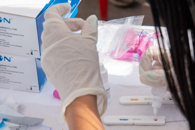 Realização de teste rápido para sífilis e outras ISTs - Foto: SES-MG