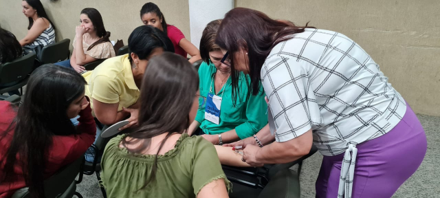 Aula prática com o auxílio de simuladores sobre técnicas para aplicação de injeção - Foto: Marcella Victer
