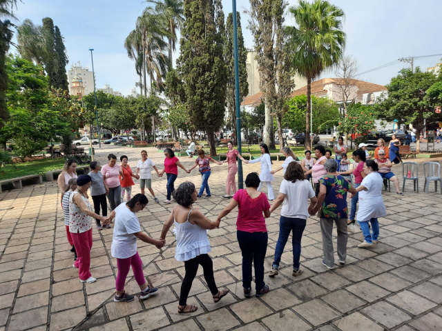 Atividade do Outubro Rosa na praça - Foto: prefeitura municipal de Alfenas