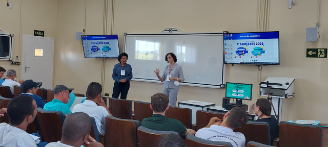 Márcia Silva (esq.) e Elizabeth Franqueira na abertura do curso de qualificação dos supervisores de combate à dengue - Foto: Ascom SRS Passos