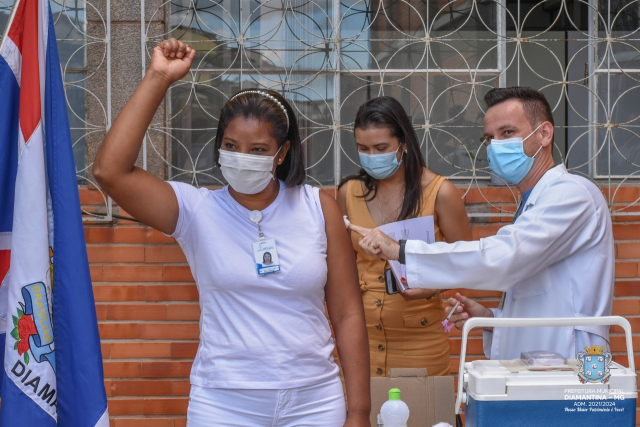 Adméia Aparecida Lopes após receber a primeira dose da vacina contra a covid-19 no município de Diamantina - Foto: divulgação/Prefeitura de Diamantina