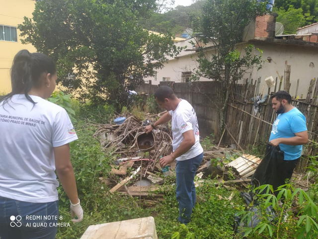 Equipes de Saúde de Antônio Prado de Minas, promovendo limpeza de recipientes e mobilização social para enfrentar o cenário de alta incidência de notificações de casos prováveis de dengue - Divulgação