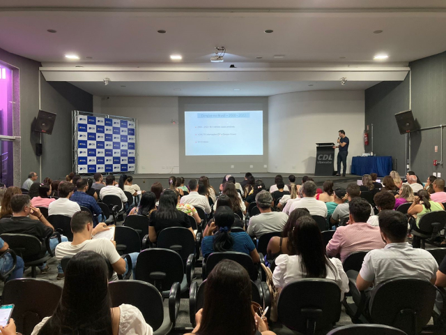 Capacitação em Manejo Clínico da Dengue no auditório da CDL em Uberaba (29/03). Foto de Sara Braga