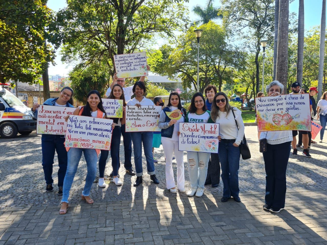 Participantes carregaram cartazes temáticos - Foto: Tarsis Murad