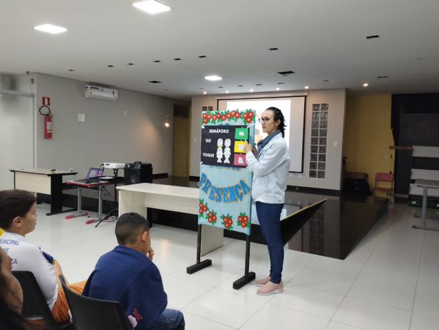 O Semáforo do Toque foi um recurso pedagógico utilizado em Coimbra para ensinar crianças sobre segurança no trânsito e também sobre prevenção ao abuso sexual - Foto: Divulgação SMS Coimbra