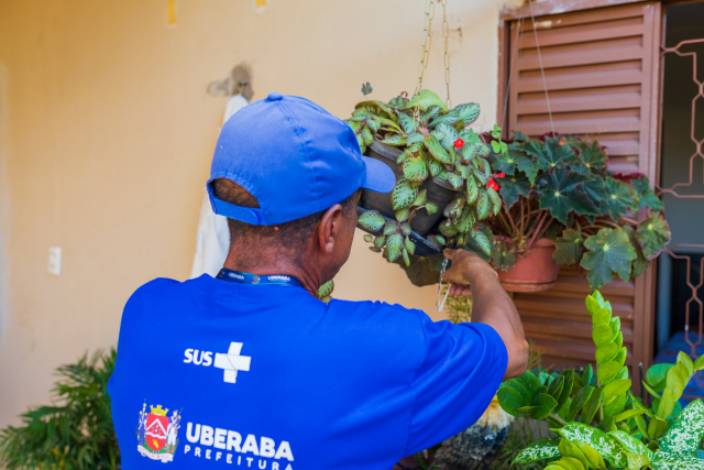Agente de Endemias de Uberaba em trabalho de campo - Foto: Prefeitura Municipal de Uberaba