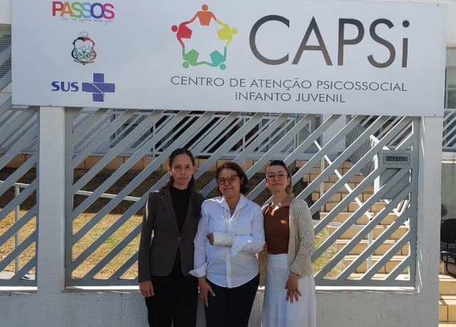 Gisele Silva, Kátia Gonçalves e Fabiana de Andrade em frente ao Caps I de Passos - Foto: CAS/SRS Passos