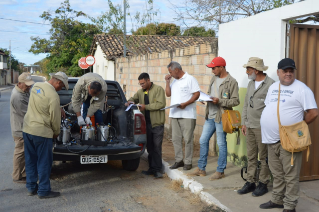 Equipe preparando os equipamentos para início da aplicação de inseticida - Foto: GRS Pirapora