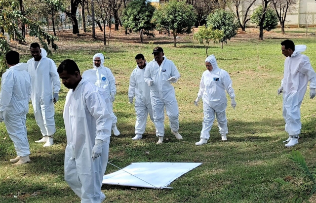 Profissionais do Norte de Minas aprendem a técnica de coleta de carrapatos com a utilização da técnica de arrasto em áreas de vegetação