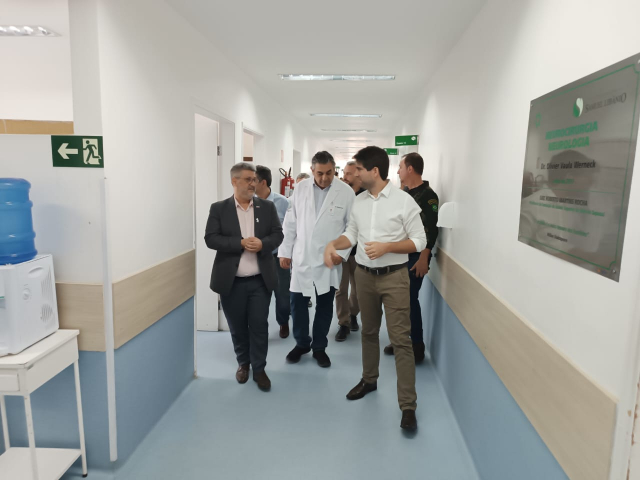 Secretário Fabio Baccheretti em visita ao hospital em Pouso Alegre - Foto: Otávio Coutinho
