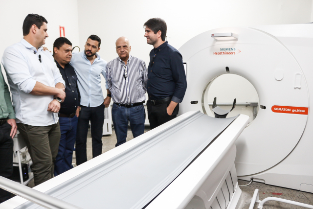 Secretário de Estado de Saúde vistoria o tomógrafo de Pirapora - Foto: Adriana Kátia/GRS Pirapora