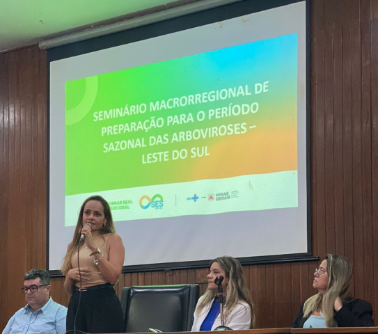 Superintendente de Vigilância Epidemiológica da SES-MG, Aline Lara, durante apresentação no seminário - Foto: Antônio Rodrigues - SRS Manhuaçu