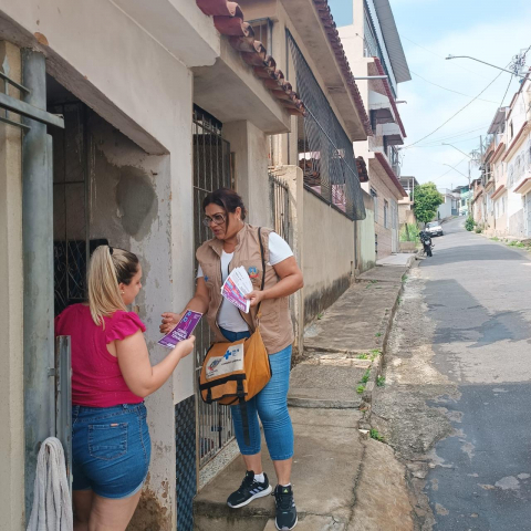 Em Muriaé, agente de endemias instrui a população quanto ações para eliminar os possíveis locais de reprodução do Aedes - Foto:Secretaria de Saúde de Muriaé