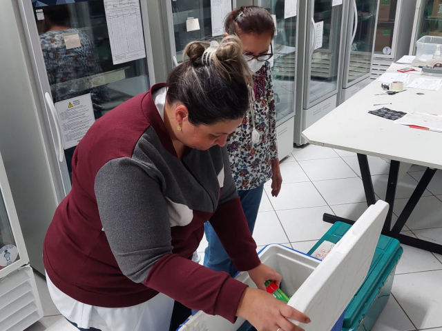 Entrega de vacinas a município na rede de frio da SRS Passos - foto:Ascom SRS Passos