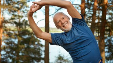 idoso se exercitando